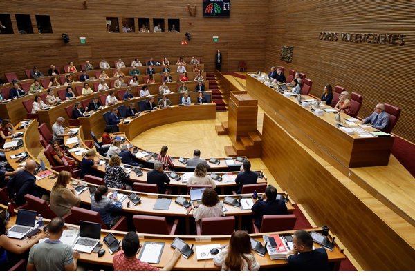 PP y Vox aprueban en Les Corts los presupuestos de 2026, que introducen en la ley la 'prioridad nacional'