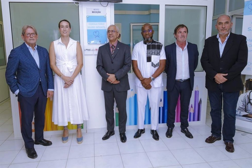 Félix Casado, consejero de RIU; Naomi Riu, directora Financiera y de Sostenibilidad de RIU; José Pimenta Lima, secretario de Estado de Turismo; Cláudio Mendonça, alcalde de Boa Vista; e Iñaki Gascón y Gonzalo Álvarez (Africa Avanza y Fundación Bem Estar)