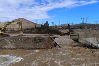 Vallenar 21 de julio 2026. Vista general del puente Maitencillo del Río Huasco de Vallenar en medio de la emergencia por el sistema frontal. Claudio Lopez/Aton Chile