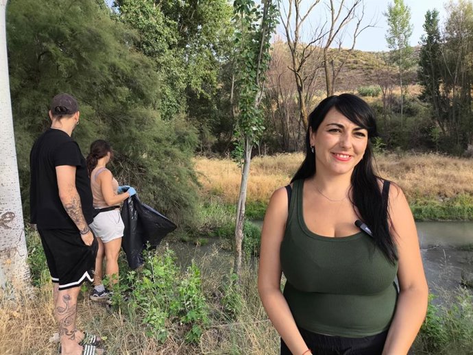 La diputada de Adelante Andalucía por Granada, Inma Manzano, en el entorno del río Genil en Cenes.