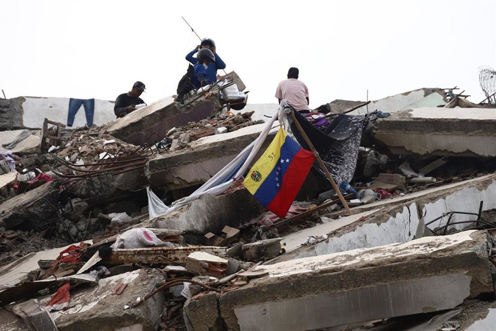 Equipos de rescate trabajan entre los edificios derruidos en Caraballeda, Venezuela.