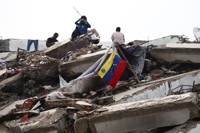 05 July 2026, Venezuela, Caraballeda: Rescue and recovery teams work among the rubble of collapsed buildings in Caraballeda. Photo: Laura De Chiclana/Jna Press/Nexpher via ZUMA Press Wire/dpa