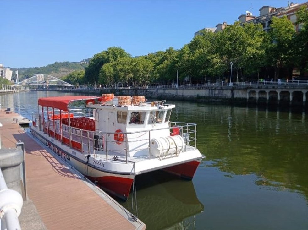 Barco turístico en la Ría de Bilbao