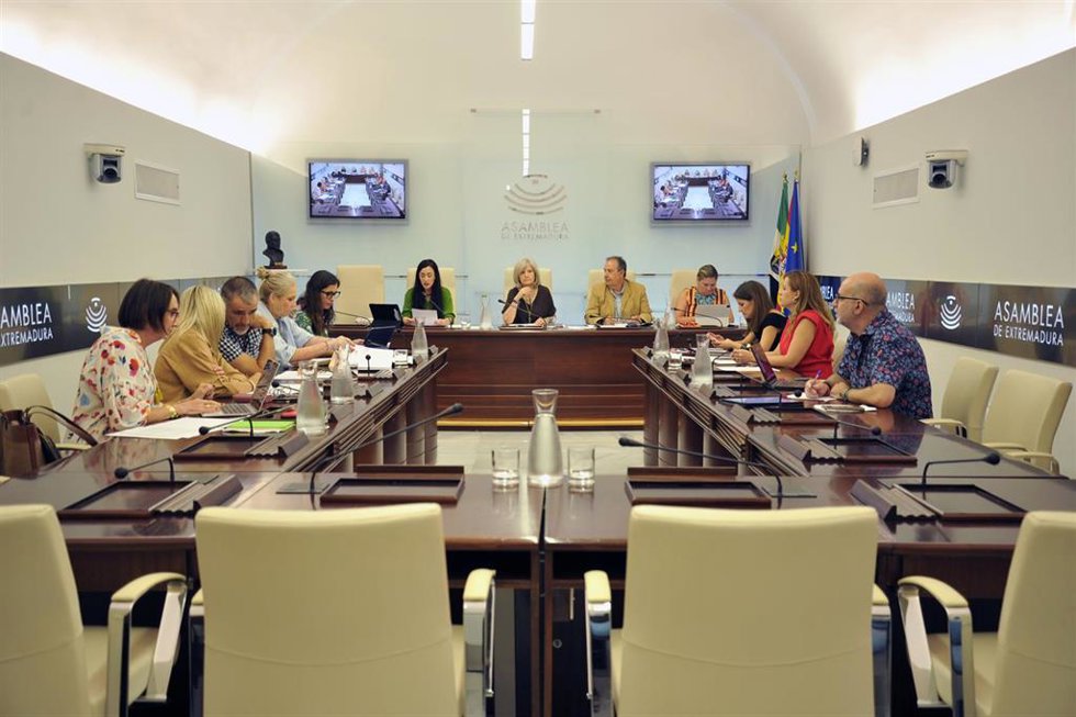 Reunión de la Comisión de Salud y Atención a la Dependencia en la Asamblea de Extremadura