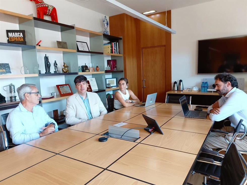 El consejero de Ciencia, Industria y Empleo del Principado de Asturias, Borja Sánchez, reunido con responsables de Zitrón, en Gijón.