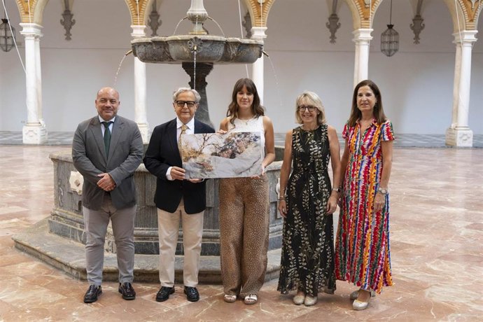 El presidente de la Diputación de Córdoba, Salvador Fuentes (segundo por la izda.), y la artista Ana López (centro) en la recepción de la obra.