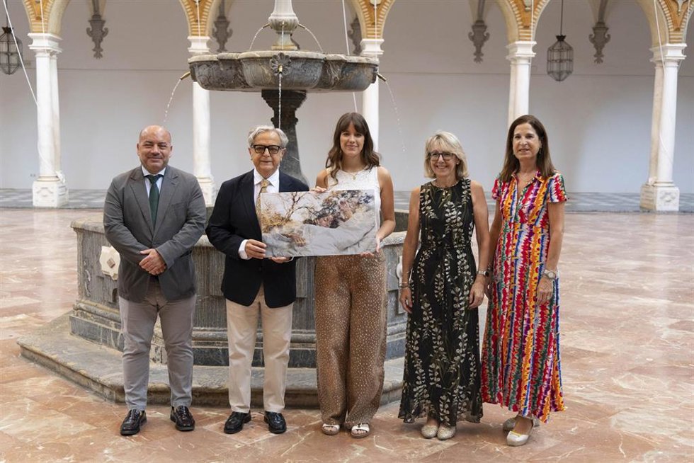 El presidente de la Diputación de Córdoba, Salvador Fuentes (segundo por la izda.), y la artista Ana López (centro) en la recepción de la obra.