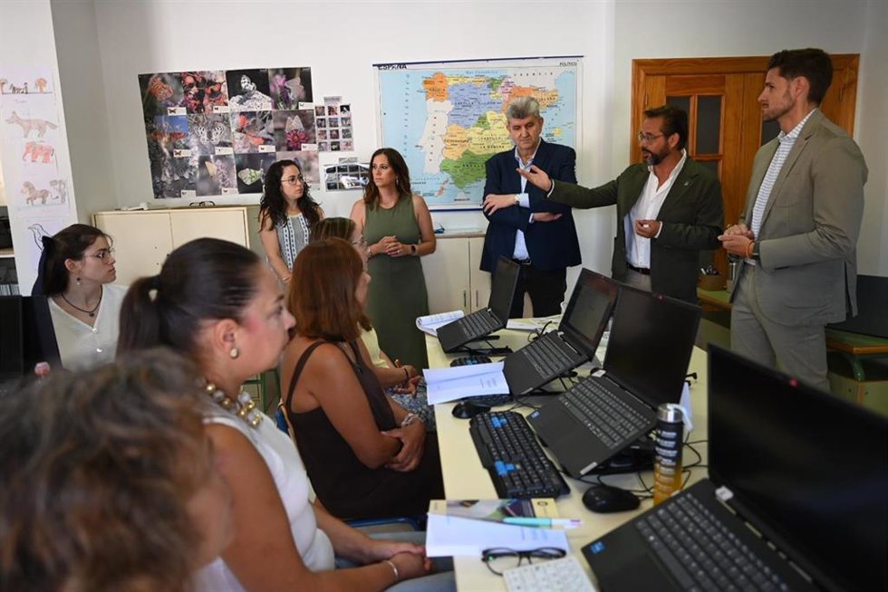 El delegado del Gobierno andaluz en Granada, Antonio Granados, ha inaugurado junto al alcalde de Lanjarón, Eric Escobedo, un proyecto de Empleo y Formación.