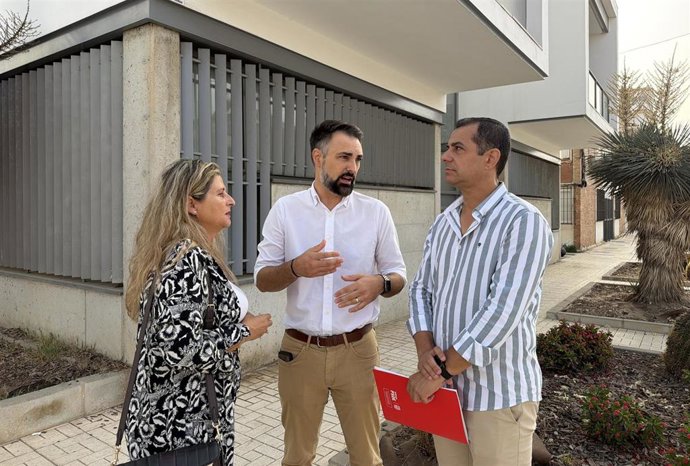 El portavoz municipal socialista, Mariano Ruiz Araujo, junto con ediles del PSOE.