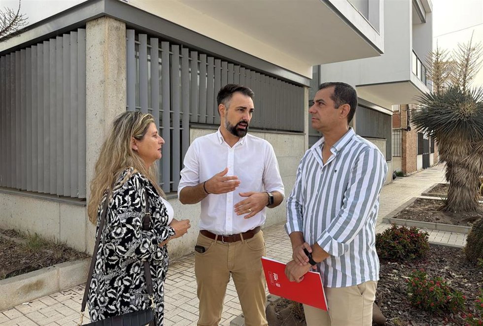 El portavoz municipal socialista, Mariano Ruiz Araujo, junto con ediles del PSOE.