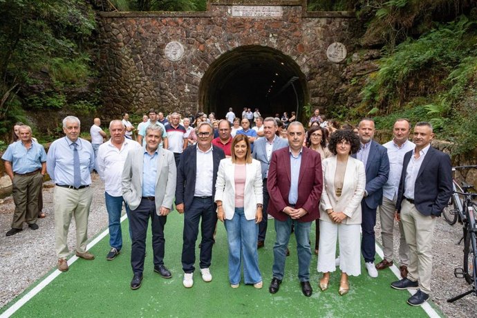 Foto de archivo de la última visita de la presidenta Buruaga al túnel de La Engaña,  que verá mejorado su acceso con la ejecución del proyecto de la carretera Entrambasmestas-Vega de Pas