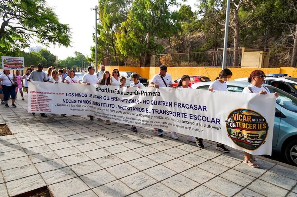 Concentración para reclamar el mantenimiento del transporte escolar y la construcción de un tercer instituto en Vícar (Almería).