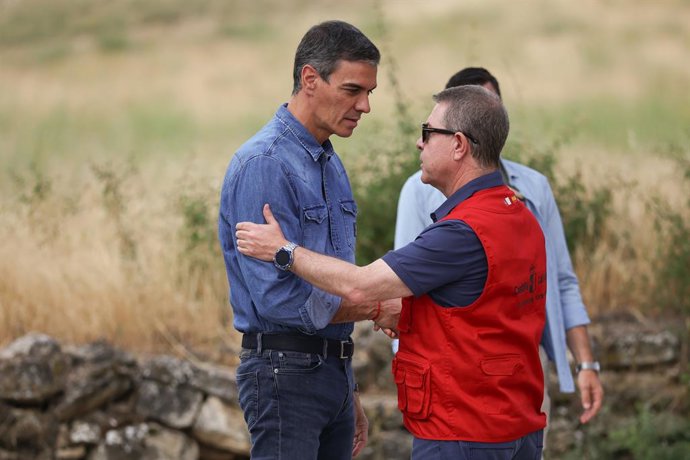 O presidente do Governo, Pedro Sánchez (à esquerda), e o presidente de Castela-La Mancha, Emiliano García-Page (d), durante uma visita ao Posto de Comando Avançado para o incêndio de La Mierla, em 22 de julho de 2026, em Tamajón, Guadalajara, Castela-La M