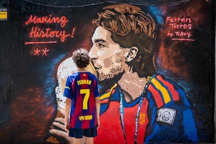 Mural de Ferran Torres del artista urbano Tvboy antes de que se vandalizara