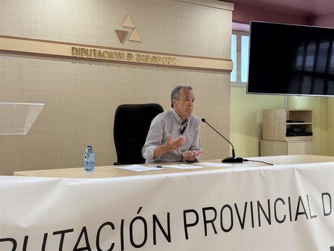 El presidente de la Diputación de Zaragoza, Juan Antonio Sánchez Quero, durante su comparecencia para valorar la decisión del TSJA que desbloquea la adjudicación de la plaza de toros de La Misericordia.