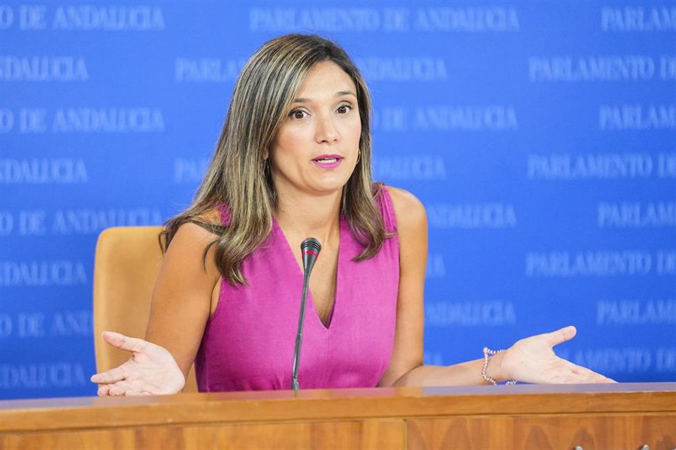 La portavoz del grupo parlamentario Socialista, María Márquez, durante la ronda de ruedas de prensa de portavoces de los grupos parlamentarios en el Parlamento de Andalucía. A 22 de julio de 2026 en Sevilla (Andalucía, España). El PSOE-A ha urgido este mi