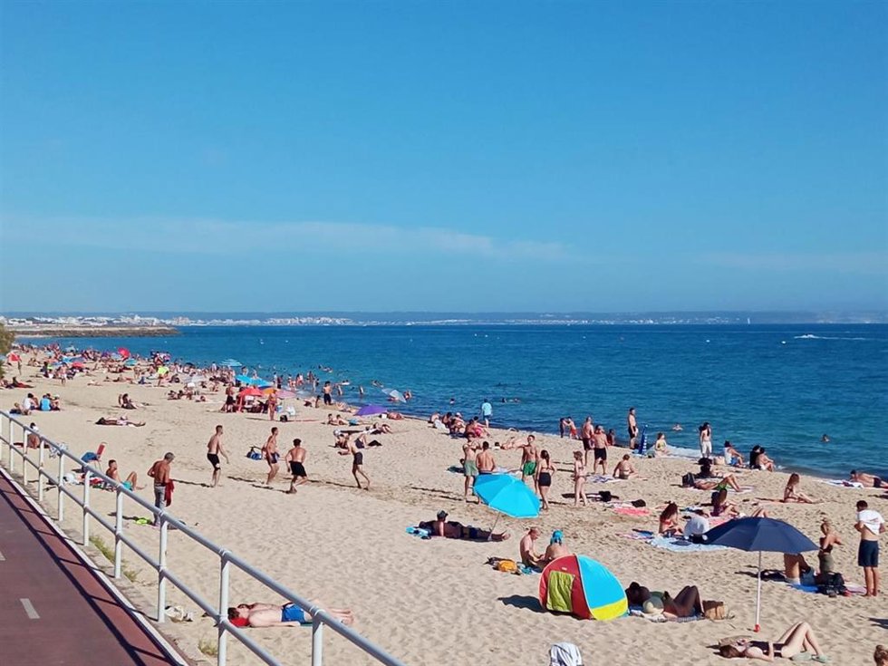 Archivo - Bañistas en una playa de Palma en un día soleado.