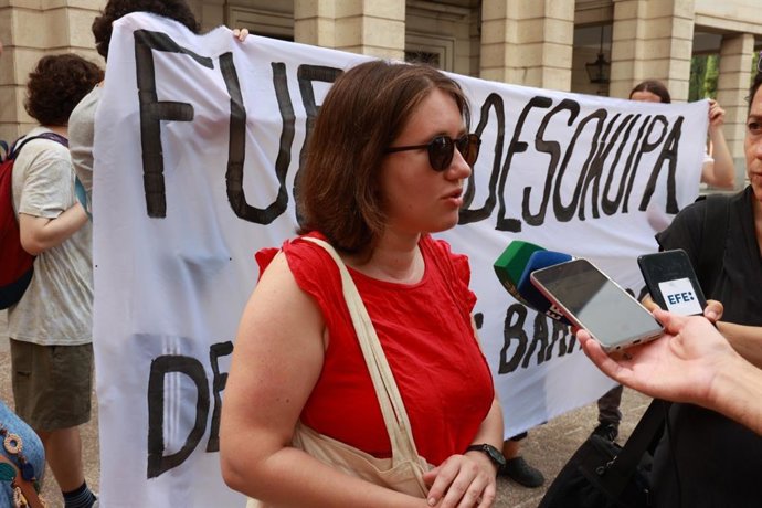 Una portavoz de Defiende los Corralones atiende a los medios tras el acto de protesta a las puertas de los juzgados