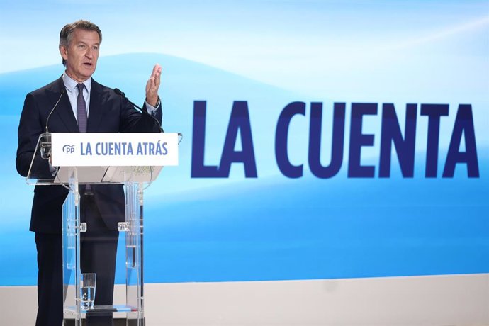 O presidente do Partido Popular, Alberto Núñez Feijóo, comparece diante da imprensa para fazer um balanço do ano político, na sede nacional do PP, em 22 de julho de 2026, em Madri (Espanha). Feijóo destacou a corrupção e as críticas ao governo