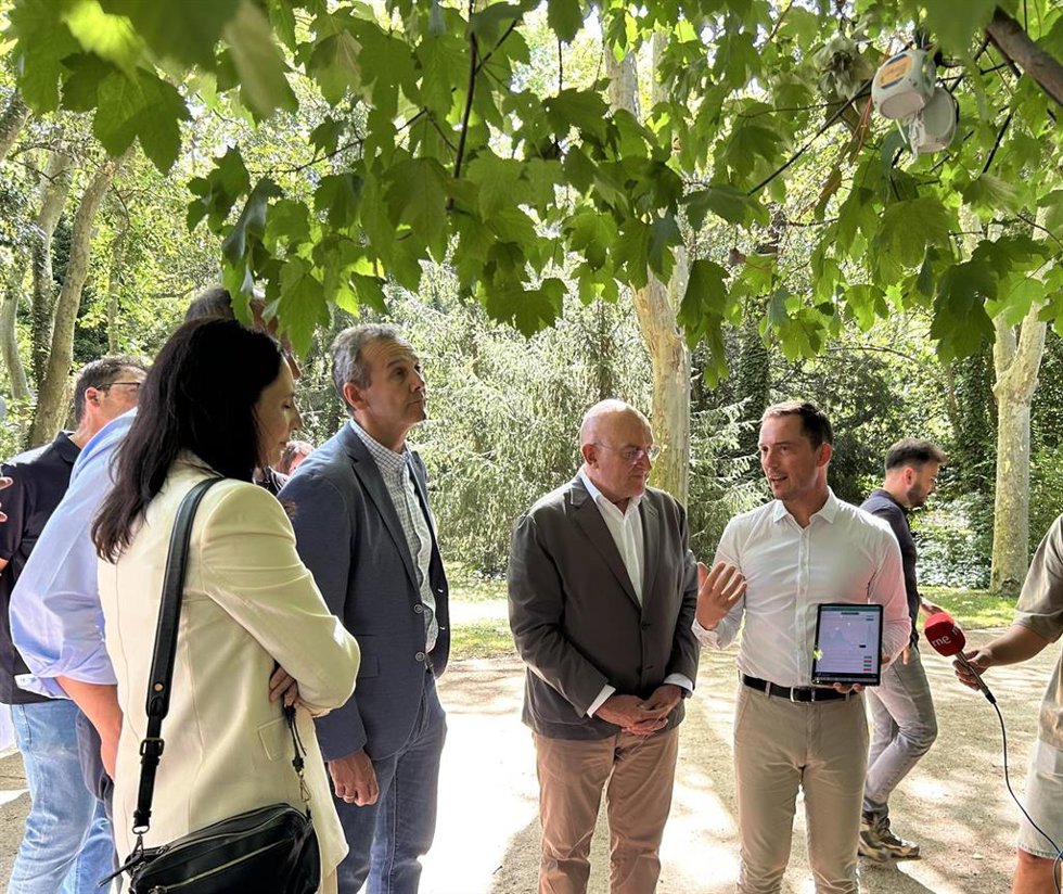 El CEO DE IDForest explica el funcionamiento de uno de los sensores instalados en los árboles del Campo Grande al alcalde de Valladolid, Jesús Julio Carnero.
