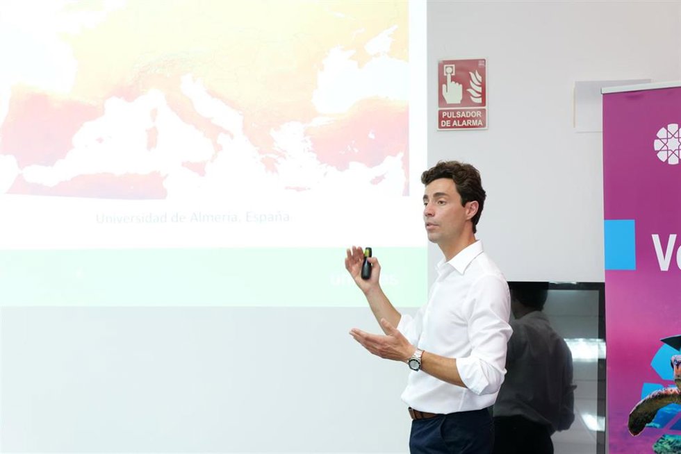 El director del curso de verano de la Universidad Internacional de Andalucía (UNIA) 'Energías renovables y Huelva', Joaquín Alonso, en una interveción durante su curso