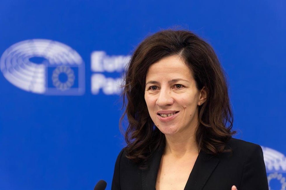 Archivo - La comisaria europea de Derechos Sociales y Capacidades, Empleos de Calidad y Pensiones, Roxana Mînzatu, habla en el edificio del Parlamento Europeo