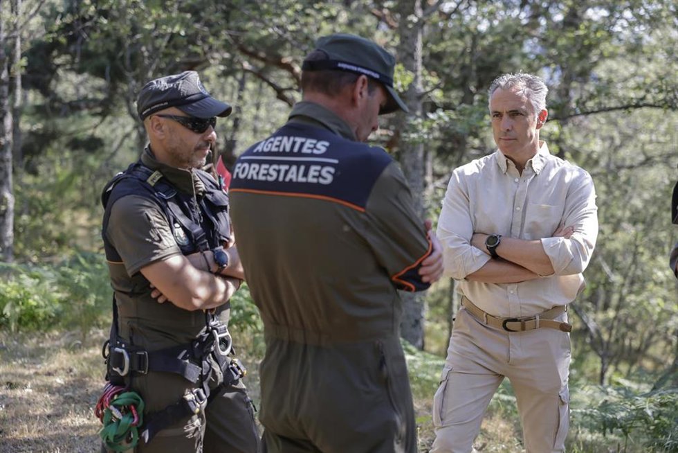 El consejero de Medio Ambiente, Agricultura e Interior de la Comunidad de Madrid, Carlos Novillo, junto a Agentes Forestales
