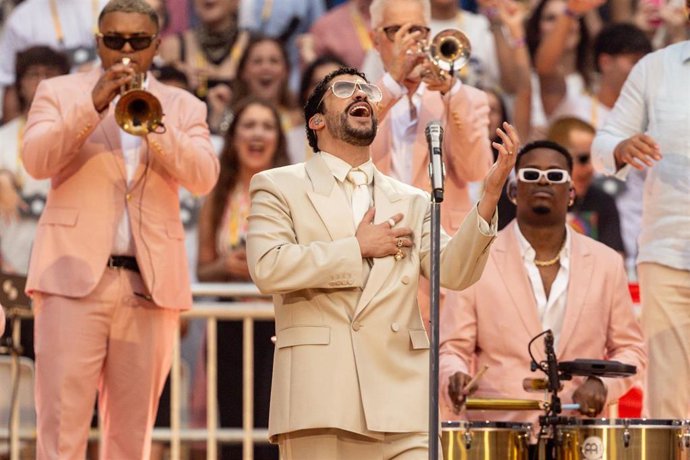 Archivo - El cantante Bad Bunny actúa durante su último concierto, en el Riyadh Air Metropolitano