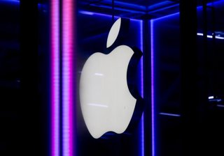 Archivo - FILED - 10 July 2025, US, New York: The Apple logo, is seen at the Apple Store on 5th Avenue in Manhattan. Photo: Sven Hoppe/dpa