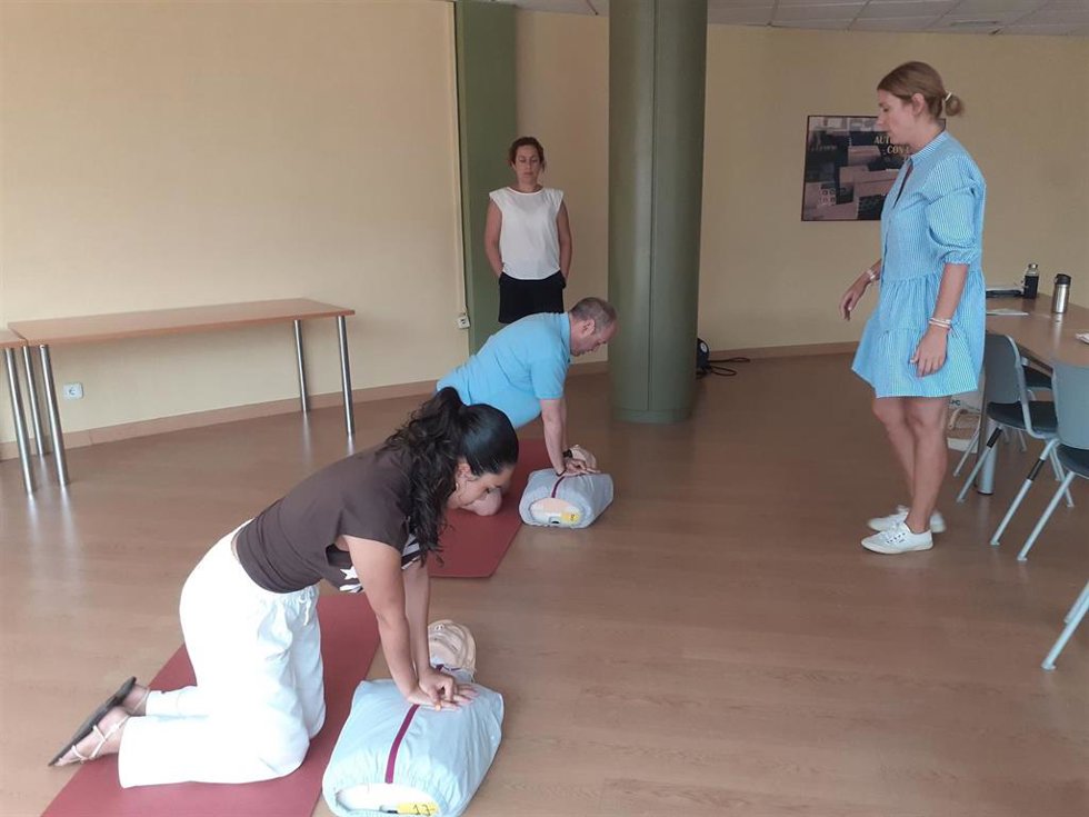 Los Cursos de Verano de la UC en Camargo muestran cómo realizar una RCP y proceder en casos de emergencia