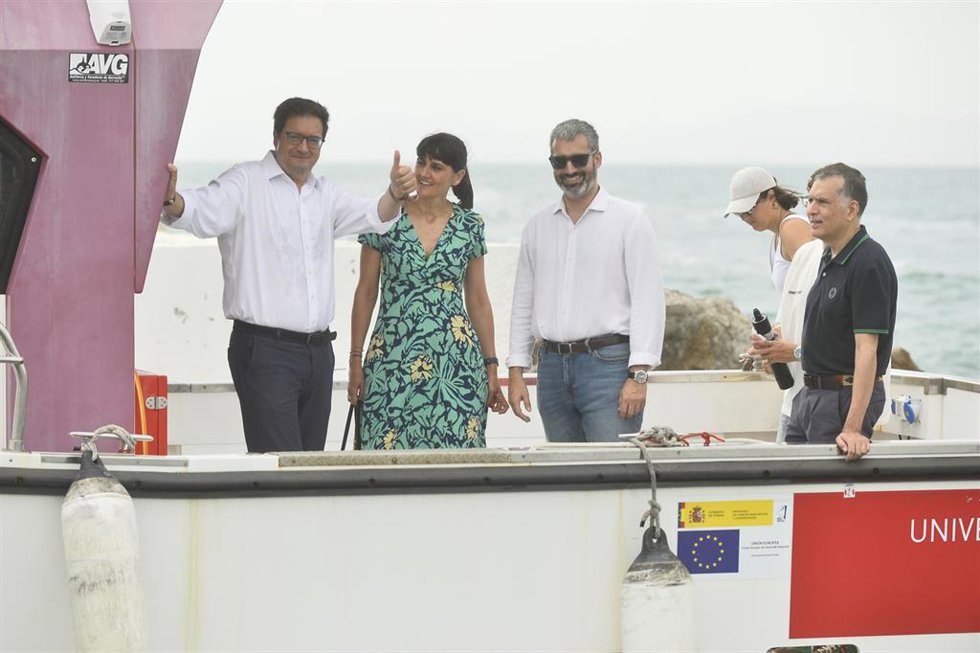 El ministro Oscar Lopez con Maria Gonzalez Veracruz  , el delegado del Gobierno Francisco Lucas, David Christian de la Fe UMU y alcalde de Los Alcazares Mario Perez Cervera dan rueda de prensa en el Club Nautico