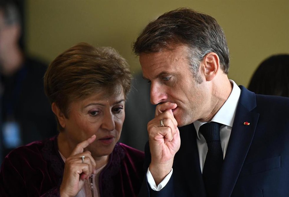 Archivo - 25 September 2024, US, New York: French President Emmanuel Macron talks with Managing Director of the International Monetary Fund Kristalina Georgieva during a lunch meeting at the 79th United Nations General Assembly at the United Nations Headq
