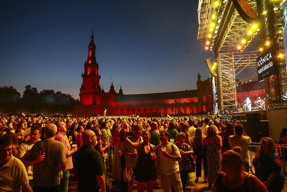 Imágenes del concierto de 'Hombres G' en el Icónica Santalucía Sevilla Fest en la Plaza de España. 