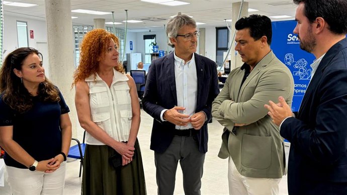 Un momento de la visita del consejero de Empresa, Empleo y Economía Social, Luis Alberto Marín, a la oficina del SEF en San Javier