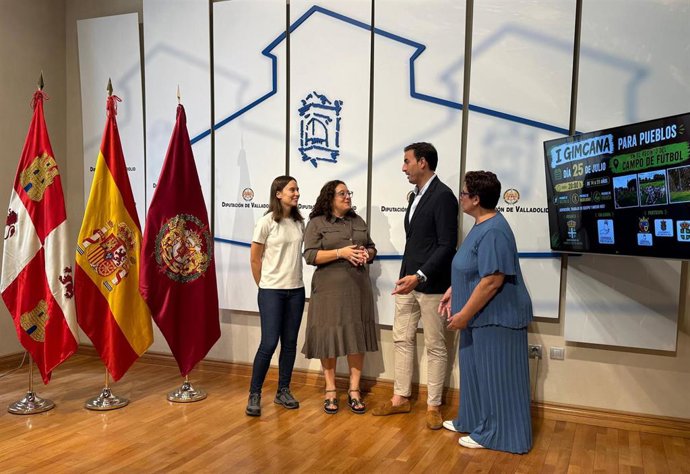 El diputado provincial, Guzmán Gómez, en la presentación de la primera gimcana entre pueblos junto a la alcaldesa de Villaverde de Medina, Elena Martín.