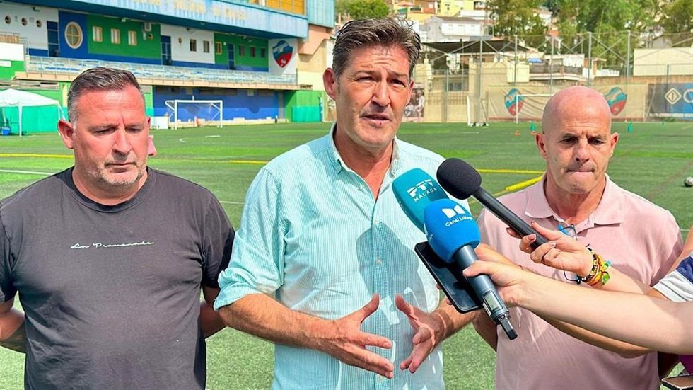 El portavoz del grupo municipal de Vox, Antonio Alcázar, atiende a los medios