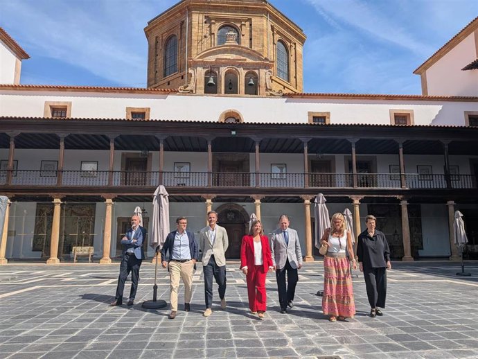 Principado y Ayuntamiento celebran la rehabilitación del Hotel de la Reconquista, "el mejor escaparate de Asturias".