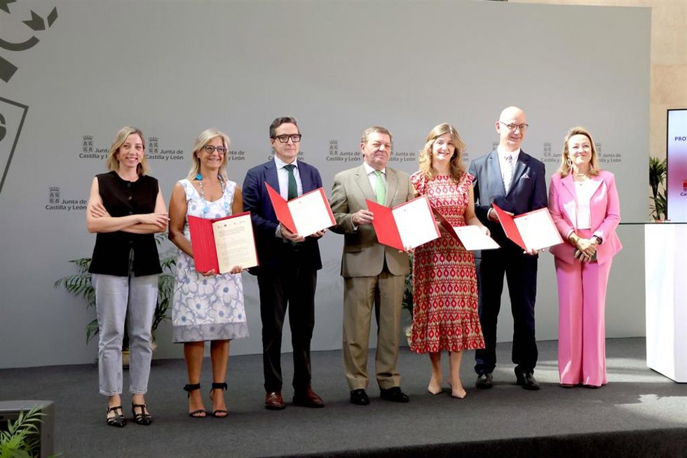 El consejero de la Presidencia, Luis Miguel González Gago, y los rectores de las Universidades de Valladolid, Salamanca, León y Burgos, junto a otras autoridades, tras la firma del protocolo.