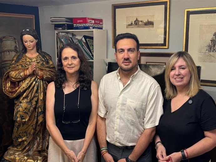 El delegado municipal de Cultura, Patrimonio y Museos, Christopher Rivas, y las restauradoras, María del Carmen Cabeza Palacios y María José Cordero.