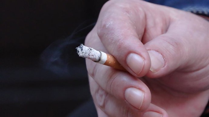 Archivo - Arquivo - Homem com um cigarro de tabaco.