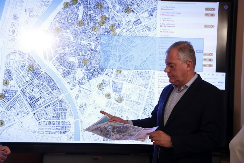 El alcalde de Sevilla, José Luis Sanz, en la presentación del 'Plan Centro Vivo' para ganar vecinos en el casco antiguo