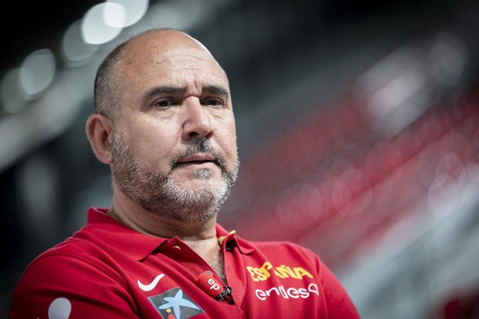 Chus Mateo, técnico da seleção espanhola, concede entrevista à Europa Press antes da partida das eliminatórias da Copa do Mundo de Basquete de 2027 contra a Dinamarca, na Caja Mágica, em 1º de julho de 2026, em Madri, Espanha.