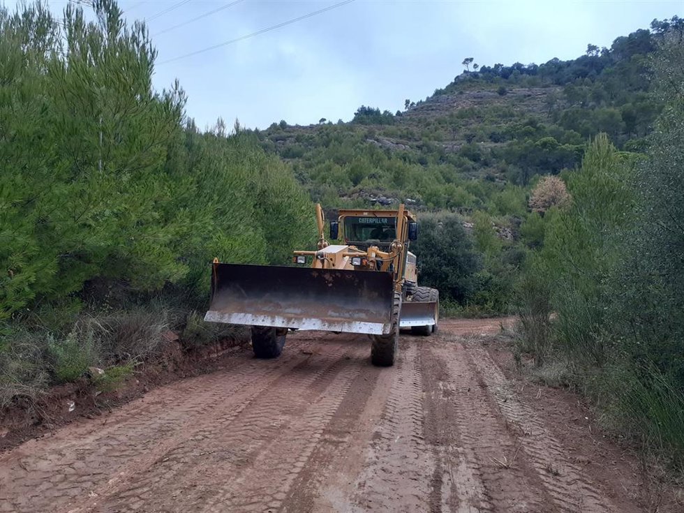 Obras de mantenimiento en un camino forestal de Sant Llorenç Savall (Barcelona)