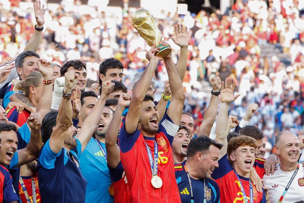 La selección española levantando la Copa del Mundo.