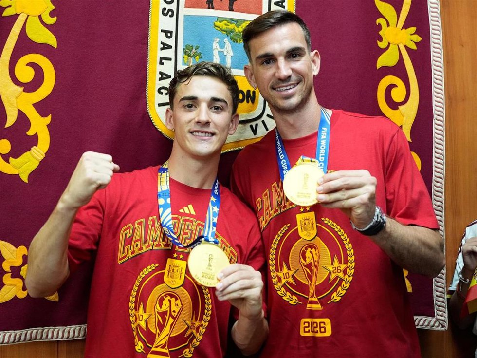 Gavi y Fabián han recibido un homenaje en su pueblo natal, Villafranca y Los Palacios