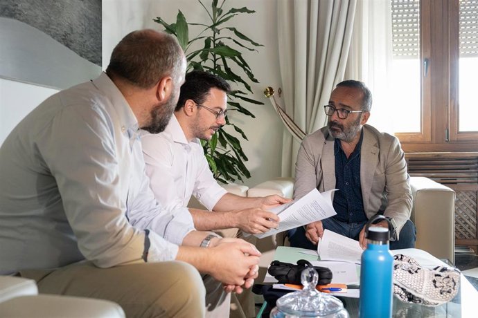 El presidente de la Diputación de Cáceres, Miguel Ángel Morales, se reune con investigadores