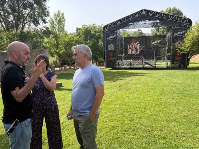 De Izda A Dcha, Cañas, Gonzalo Y Antón Visitan El Recinto Del Festival Enclave De Agua.