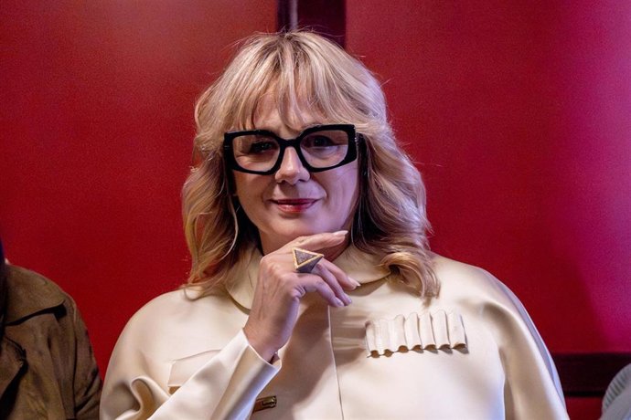 Archivo - La actriz Emma Suárez asiste al desfile de Teresa Helbig en la Mercedes-Benz Fashion Week de Madrid, a 18 de marzo de 2026, en Madrid (España). La diseñadora presenta su nueva colección, caracterizada por la elegancia artesanal, los bordados min