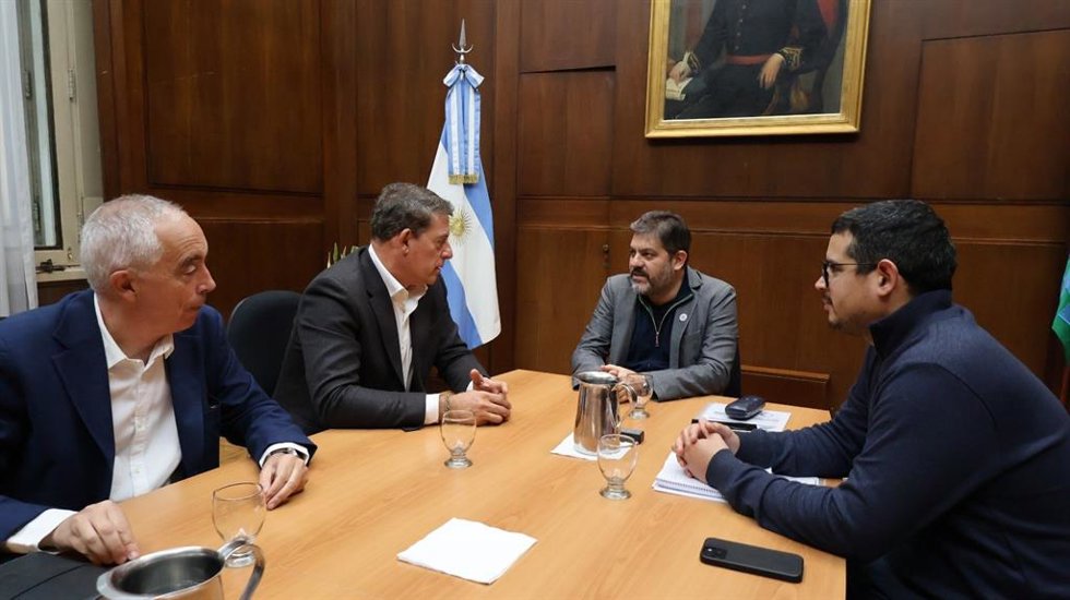 El secretario xeral del PSdeG, José Ramón Gómez Besteiro, se ha reunido en su primer día en Argentina con el ministro de Gobierno de la provincia de Buenos Aires, Carlos Bianco, con el objetivo de "tejer alianzas progresistas" en defensa de los derechos s