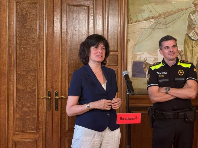 La comisionada de Convivencia de Barcelona, Montserrat Surroca, y el intendente mayor de la Guardia Urbana de Barcelona, Benito Granados, en declaraciones a los medios este miércoles en el Ayuntamiento de Barcelona